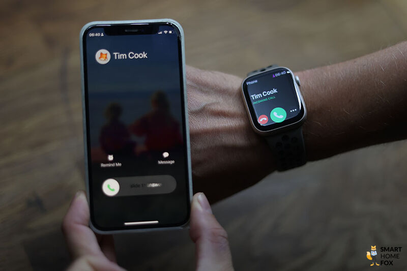 Man sieht einen eingehenden Anruf auf der Apple Watch Series 8.